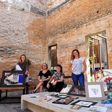  CAXIAS DO SUL, RS, BRASIL, 16/03/2018. Projeto Arte SA reunirá artistas e alunos de artes, dias 21 e 22, no espaço Fabbrica, em Caxias do Sul. Na foto, as acadêmicas Marina Rombaldi (e) e Nicole Martinato (centro direita), a fotógrafa Ilka Filippi (centro esquerda) e a escultora ceramista Daniela Antunes (d). (Diogo Sallaberry/Agência RBS)