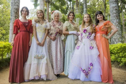 As mulheres da família Benedito na novela "Orgulho e Paixão": Ofélia (Vera Holtz) e as filhas Elisabeta (Nathalia Dill); Jane (Pamela Tomé); Cecília (Anaju Dorigon); Lídia (Bruna Griphão) e Mariana (Chandelly Braz). 