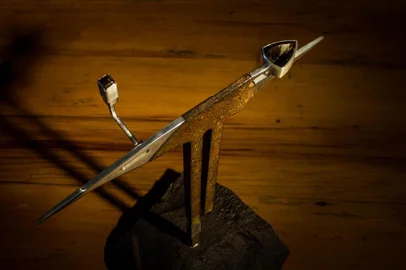 Mostra Joias da Imigração, de Cesar Cony, com obras produzidas a partir de fragmentos de objetos coletados no interior da cidade de Antônio Prado e utilizados no processo de colonização italiana do Rio Grande do Sul. Na foto, obra com grelha de fogão.