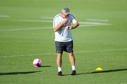  PORTO ALEGRE, RS, BRASIL, 19/03/2018- Treino do Inter que ocorreu na tarde desta segunda feira. Odair Hellmann. (FOTOGRAFO:ISADORA NEUMANN / AGENCIA RBS)