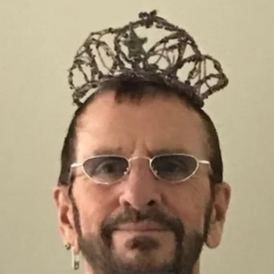 Ringo Starr recebe condecoração de cavaleiro