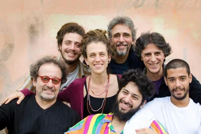 Kleiton, Kledir, Vitor, Ian, Gutcha, Thiago e João Ramil se apresentam juntos no show Casa Ramil