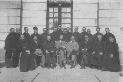 A Diocese de Caxias do Sul foi fundada em 8 de setembro de 1934, após desmembrar-se da Arquidiocese de Porto Alegre. Mas os trabalhos para a efetivação dessa autonomia de Caxias e de várias cidades da Serra perante a Capital tiveram início bem antes. Em 4 de agosto de 1931, por exemplo, dezenas de representantes do clero local e regional, além de autoridades políticas e civis, reuniram-se na antiga Casa Canônica (ao lado do Catedral) para levar adiante a criação do episcopado.Conforme reportagem do jornal ¿Caxias¿ de 6 de agosto daquele ano, a comissão pró-Bispado era formada pelo cônego João Meneguzzi (vigário da Matriz de Santa Teresa e principal articulador do movimento), pelo prefeito Miguel Muratore; pelo presidente do Apostolado dos Homens, senhor Paulo Rache; e pelos empresários Raymundo Magnabosco e Abramo Eberle (todos na foto acima). A eles juntaram-se líderes da igreja de Caxias e região, como os padres José Benini (Antônio Prado), Angelo Donato (Galópolis), Frei Paulino (Capuchinhos), Antonio Zattera (Bento Gonçalves), Antonio Rizzotto (Caravaggio), Albino Agazzi (Nova Milano), Luiz Mascarello (São Lourenço), Henrique Compagnoni (São Marcos), Luiz Polesso (Criúva) e Jerônimo Rossi (Ana Rech), entre outros.