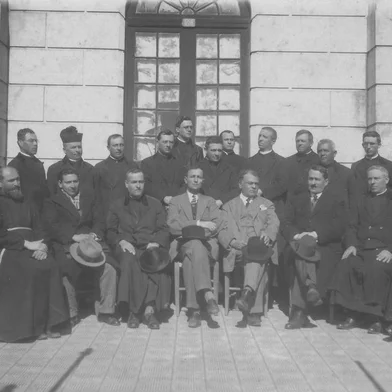 A Diocese de Caxias do Sul foi fundada em 8 de setembro de 1934, após desmembrar-se da Arquidiocese de Porto Alegre. Mas os trabalhos para a efetivação dessa autonomia de Caxias e de várias cidades da Serra perante a Capital tiveram início bem antes. Em 4 de agosto de 1931, por exemplo, dezenas de representantes do clero local e regional, além de autoridades políticas e civis, reuniram-se na antiga Casa Canônica (ao lado do Catedral) para levar adiante a criação do episcopado.Conforme reportagem do jornal ¿Caxias¿ de 6 de agosto daquele ano, a comissão pró-Bispado era formada pelo cônego João Meneguzzi (vigário da Matriz de Santa Teresa e principal articulador do movimento), pelo prefeito Miguel Muratore; pelo presidente do Apostolado dos Homens, senhor Paulo Rache; e pelos empresários Raymundo Magnabosco e Abramo Eberle (todos na foto acima). A eles juntaram-se líderes da igreja de Caxias e região, como os padres José Benini (Antônio Prado), Angelo Donato (Galópolis), Frei Paulino (Capuchinhos), Antonio Zattera (Bento Gonçalves), Antonio Rizzotto (Caravaggio), Albino Agazzi (Nova Milano), Luiz Mascarello (São Lourenço), Henrique Compagnoni (São Marcos), Luiz Polesso (Criúva) e Jerônimo Rossi (Ana Rech), entre outros.
