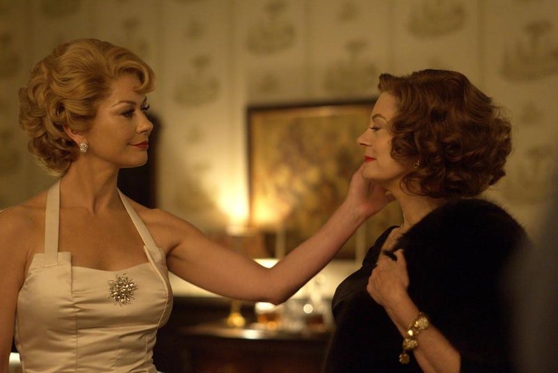 FEUD: Bette and Joan  -- And the Winner is...(The Oscars of 1963) -- Installment 1, Episode 5 (Airs Sunday, April 2, 10:00 p.m. e/p) --Pictured: (l-r) Catherine Zeta-Jones as Olivia de Havilland, Susan Sarandon as Bette Davis. CR: Suzanne Tenner/FX 