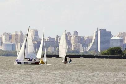 Na véspera do início da 6ª Porto Alegre Match Cup as oito equipes que competirão no evento aproveitaram as boas condições de tempo nessa quinta-feira (22/3) para treinarem no Guaíba com os barcos da classe Elliotts6M. 