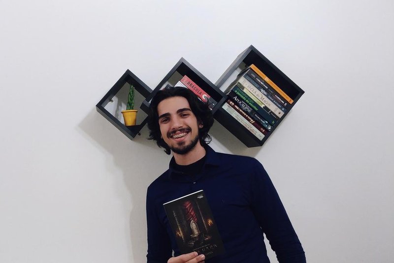 Escritor Lucas de Lucca lança o novo livro Nova Rajux hoje, em Bento Gonçalves