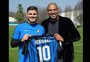 Durante viagem à Itália, Adriano visita Inter e recebe homenagens
