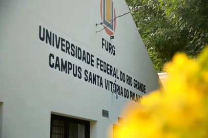  Patricia Oliveira voltou a estudar porque a Furg abriu um campus em Santa Vitória do Palmar. Seu filho Keivyner Saimont9DE LENÇO VERMELHO) está terminando o segundo grau e já sabe que não vai embora da cidade porque agora existe curso superior. Seu pai Clodinei já pensa em voltar a estudar para puder fazer o tão sonhado concurso da PF.Indexador: Foto: Nauro Junior