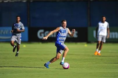  PORTO ALEGRE, RS, BRASIL 23/03/2018 - Treino do Grêmio que ocorreu na tarde desta sexta feira. Na foto- Arthur   (FOTOGRAFO:ISADORA NEUMANN / AGENCIA RBS)