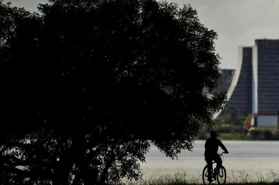  PORTO ALEGRE, RS, BRASIL, 22-03-2018: Ciclista pedala na orla de Porto Alegre. (Foto: Mateus Bruxel / Agência RBS)