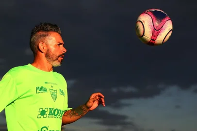  SANTA CRUZ DO SUL, RS, BRASIL, 23/03/2018-  Treino do Esporte Clube Avenida.Na foto - Alexandre é o jogador do time.  (FOTOGRAFO: LAURO ALVES / AGENCIA RBS)