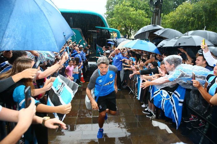 Torcida recebe Grêmio com gritos por Luan em Santa Cruz para decisão com o Avenida