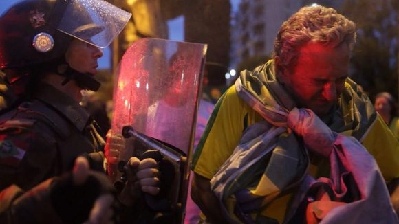 PM e manifestante na praça central de Chapecó.