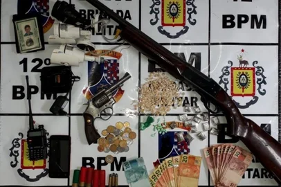 Policiais do 12º Batalhão de Polícia Militar (12º BPM) prenderam na tarde deste sábado um foragido da Justiça, no bairro São Ciro, em Caxias do Sul. Durante patrulhamento os policiais da Companhia de Operações Especiais (COE) da Brigada Militar receberam a informação de que um homem estaria vendendo drogas na rua. De acordo com a Brigada quando se aproximaram do suspeito ele tentou fugir, mas foi preso ao tentar entrar na residência onde morava.
