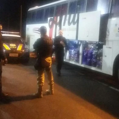 PRF e Receita Federal apreendem ônibus com mercadorias contrabandeadas em Bento Gonçalves.