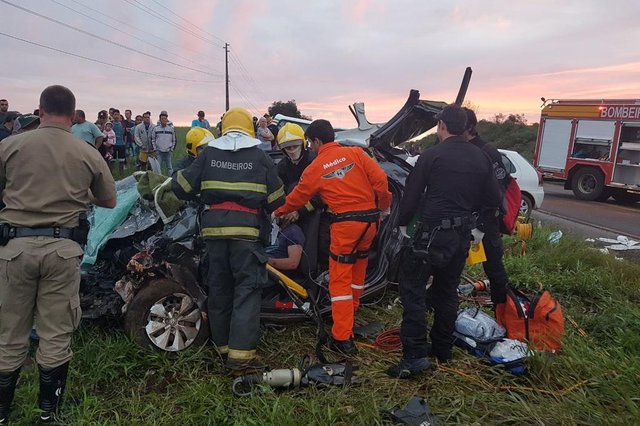 Um grave acidente deixou três pessoas mortas na tarde de domingo, 25 de março, em Bom Jesus, no Oeste do Estado. Um homem e duas crianças, de oito e 11 anos, morreram após uma colisão frontal na SC-155, próximo ao posto da Polícia Militar Rodoviária (PMRv). Um grave acidente deixou três pessoas mortas na tarde de domingo, 25 de março, em Bom Jesus, no Oeste do Estado. Um homem e duas crianças, de oito e 11 anos, morreram após uma colisão frontal na SC-155, próximo ao posto da Polícia Militar Rodoviária (PMRv).