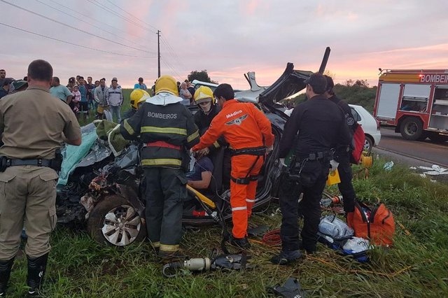 Um grave acidente deixou três pessoas mortas na tarde de domingo, 25 de março, em Bom Jesus, no Oeste do Estado. Um homem e duas crianças, de oito e 11 anos, morreram após uma colisão frontal na SC-155, próximo ao posto da Polícia Militar Rodoviária (PMRv).