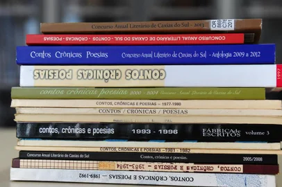  CAXIAS DO SUL, RS, BRASIL, 07/04/2016 - Concurso Anual Literário da Biblioteca Municipal chega à 50ª edição. Na foto, obras publicadas a partir do concurso. (JONAS RAMOS/AGÊNCIA RBS)