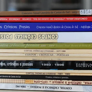  CAXIAS DO SUL, RS, BRASIL, 07/04/2016 - Concurso Anual Literário da Biblioteca Municipal chega à 50ª edição. Na foto, obras publicadas a partir do concurso. (JONAS RAMOS/AGÊNCIA RBS)
