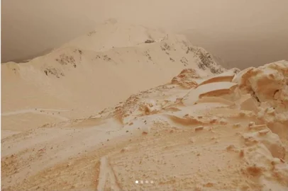 Países como Bulgária, Rússia e Ucrânia tiveram uma segunda-feira (26) um pouco diferente do que estão acostumados. As regiões montanhosas do Leste Europeu foram tomadas por uma neve laranja, devido a uma tempestade de areia no deserto do Saara, no norte da África. As informações foram divulgadas pelo jornal O Globo.