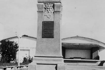 Busto de Dante Marcucci e a polêmica da transferêncua em 1975, quando saiu do largo da prefeitura para a Praça Dante Marcucci. Na foto, inauguração do busto em 6 de março de 1965.