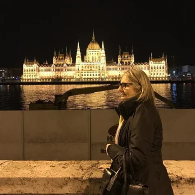 Uma das atrações mais incríveis de Budapeste é o Parlamento Húngaro, em estilo neogótico. É o local onde se reúne a Assembleia Nacional da Hungria. O interior do Parlamento é maravilhoso. Ostenta muita riqueza, com objetos e detalhes em ouro, pisos e paredes cobertos de mármore, granito e diversas obras de arte. A melhor maneira de vê-lo por inteiro e tirar uma bela foto é a partir da margem oposta do Rio Danúbio. Iluminado é de tirar o fôlego.   Nilzete Bukowski, em março de 2017