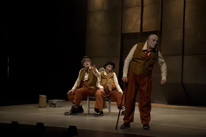 Divulgação da peça Pequeno Trabalho para Velhos Palhaços, de autoria de Matei Visniec. Com os atores Arlete Cunha, Sandra Dani e Zé Adão Barbosa. Direção: Adriane Mottola.Foto de cena no Theatro São Pedro.