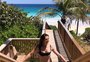 Atriz de "A Lagoa Azul" posta foto biquíni aos 52 anos e relembra filme de sucesso