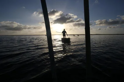 Tadeu Vilani / Agencia RBS MOSTARDAS - RS - BR - 22.03.2018Última geração de pescadores da Lagoa do Peixe.Protásio Saraiva, pescador conhecido com "Tazinho", Acorda as 04:30 da madrugada para ir revisar as redes na pesca do camarão.FOTÓGRAFO: TADEU VILANI AGÊNCIA RBS