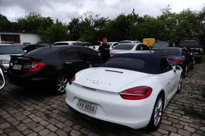  PORTO ALEGRE, RS, BRASIL, 28-03-2018. Carro aprendidos pela Polícia Civil durante mandados de busca e apreensão na sede do Grupo Educacional Facinepe, em imóveis do ex-dono da empresa, o advogado Faustino da Rosa Júnior, em Porto Alegre, e nas Câmaras de Vereadores da Capital e de Guaíba. (RONALDO BERNARDI/AGÊNCIA RBS)