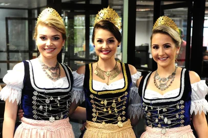  CAXIAS DO SUL, RS, BRASIL, 29/03/2018. Soberanas do Festival do Chopp da Feliz, Rainha Pâmela München (centro) e princesas Natália Petry Herzer e Pâmila Escher, divulgam o Festival, que ocorre nos dias 7 e 14 de abril. (Diogo Sallaberry/Agência RBS)
