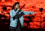 Após chamar Grammy de corrupto, The Weeknd recebe apoio de artistas como Drake e Elton John