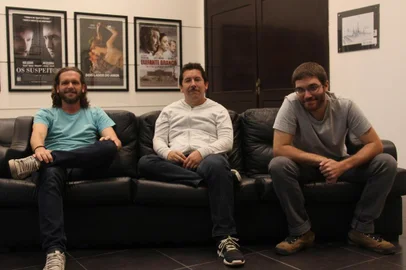 Pedro Nora (à direita), o ator Cristian Beltrán (centro) e o fotografo Leandro Foscarini (esquerda), trio que cria parcerias nas telonas e nos palcos