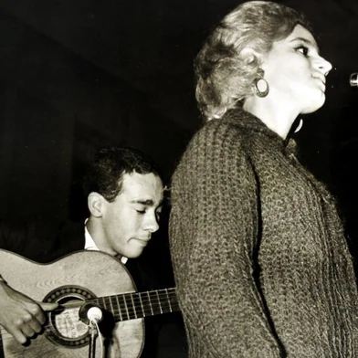  A cantora Erika Norimar e Mutinh(ao violão) num show no Círculo Social Israelita em Porto Alegre no início da década de 1960.