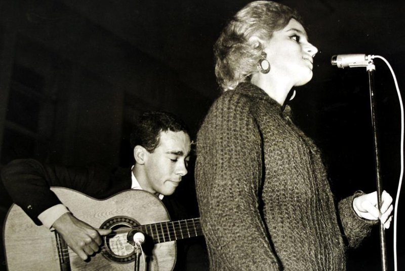  A cantora Erika Norimar e Mutinh(ao violão) num show no Círculo Social Israelita em Porto Alegre no início da década de 1960.