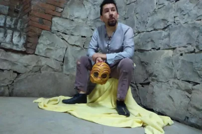 Cristian Beltrán apresenta o espetáculo O Ninguém