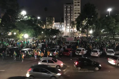 Caxienses protestam pela prisão do ex-presidente Lula. Centenas de caxienses se reuniram na praça Dante Alighieri ¿pela justiça e pelo fim da impunidade no Brasil¿. O protesto organizado pelo Movimento Avança Brasil ocorre em diversas cidades em todo o Brasil.