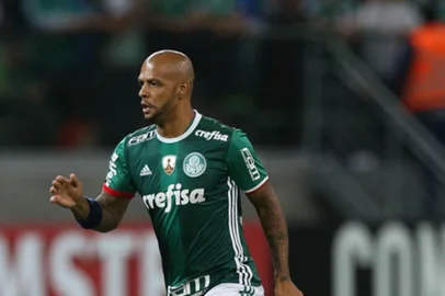 O jogador Felipe Melo, da SE Palmeiras, disputa bola com o jogador Affonso, do CA PeÃ±arol, durante partida vÃ¡lida pela fase de grupos da Copa Libertadores, na Arena Allianz Parque.
