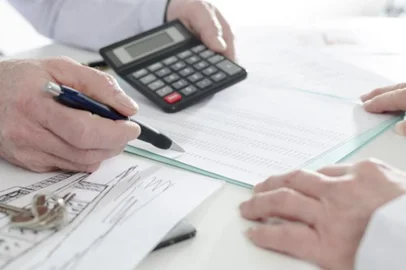 A Serasa Experian tornou-se conhecida por oferecer às instituições financeiras ou lojas, informações que as auxiliassem na decisão de conceder um crédito ou empréstimo ao solicitante. No entanto, desde setembro do ano passado, ela oferece uma ferramenta ainda pouco conhecida do público em geral. É uma plataforma online, gratuita, que promete ajudar quem precisa de dinheiro a comparar e contratar o melhor crédito para sua necessidade. O serviço chamado Serasa eCred foi uma iniciativa do SerasaConsumidor, braço da Serasa Experian voltado ao consumidor e tem como alvo mais de 130 milhões de brasileiros que buscam crédito em instituições financeiras ou cartões de crédito. Você escolhe o objetivo do crédito (pagar contas, comprar carros, imóveis, capital de giro, enfim), o valor que precisa e prazo pretendido para pagar. O aplicativo verifica junto aos seus parceiros (bancos e instituições financeiras) e oferece qual deles tem as melhores condições. A pesquisa é inteiramente gratuita para os consumidores e tão logo você faça sua opção, passa a tratar diretamente com a instituição escolhida. Mais informações nesse site: https://www.serasaconsumidor.com.br/ecred Coluna Mário Motta