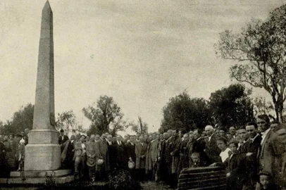 Inaugurado em 1925, por ocasião dos 50 anos de colonização italiana na Serra (daí o nome), o Parque Cinquentenário teve entre os destaques da estreia a inauguração do Obelisco do Cinquentenário. Foi em 24 de dezembro de 1925, quando o espaço foi entregue oficialmente à população pela administração do intendente municipal Celeste Gobbato.Conforme matéria do jornal ¿O Regional¿ de 1º de janeiro de 1926, houve missa campal celebrada pelo cônego João Meneguzzi, coadjuvado pelos padres Orestes Valetta e Luiz Polesso. Tudo a partir de um altar montado no meio do parque. Houve também a bênção da bandeira municipal e do obelisco em si, situado nos fundos do terreno.   O monumento trazia uma placa em bronze com os dizeres ¿Stirpe Latina, Virtu Italica 1875-1925¿, mensagem que resumia a epopéia iniciada pelos primeiros colonizadores, em 1875, e seus descedentes. O obelisco também era circundado por dois leões de concreto, esculpidos por Michelangelo Zambelli _ os dois exemplares que, a partir de 1978, foram deslocados para o pórtico.A placa de bronze, no entanto, não sobreviveu ao vandalismo. Já em meados dos anos 1940, sofreu sua primeira tentativa de roubo (leia ao lado). Atualmente, o obelisco de 1925 é apenas uma estrutura de pedra perdida nos fundos do parque, sem nenhuma identificação recontando sua história de quase 100 anos. 