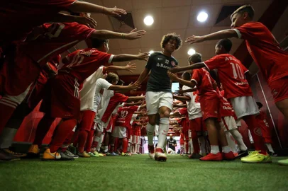 Camilo na entrada em campo do Inter no confronto contra o Cianorte, pela terceira fase da Copa do Brasil.