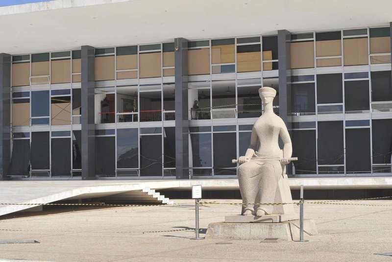 O prédio do Supremo Tribunal Federal (STF) com tapumes nas vidraças externas, que foram quebradas por voo rasante de caça da Força Aérea Brasileira (FAB) no último domingo (1º)