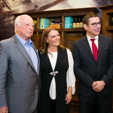  PORTO ALEGRE, RS, BRASIL, 03-04-2018. Jorge Gerdau Johannpeter , Maria Helena Eichler e Gil Kurtz.  Almoço de lançamento do The best Jump 2018, no restaurante Dado Bier. (FOTO ANDRÉA GRAIZ/AGÊNCIA RBS).Indexador: Andrea Graiz