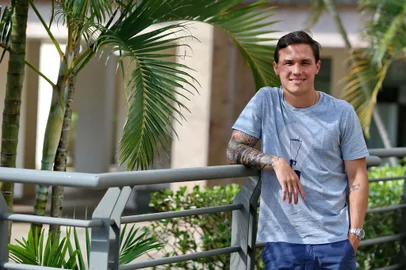 PORTO ALEGRE, RS, BRASIL, 05/04/2018 -- Luis Manuel Seijas, jogador do Inter que esta treinando em separado no CT Alvorada. Entrevista ocorreu na casa do jogador.(FOTOGRAFO: JEFFERSON BOTEGA / AGENCIA RBS)