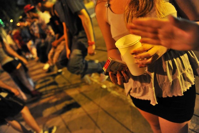  PORTO ALEGRE, RS, BRASIL, 01/12/12FOTO: BRUNO ALENCASTRO/ ZERO HORAConsumo de álcool por menores de idade.Indexador:                                 