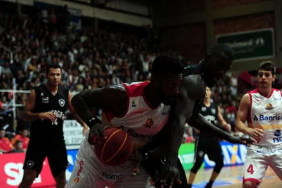  CAXIAS DO SUL, RS, BRASIL, 05/04/2018. Caxias do Sul Basquete/Banrisul x Botafogo, terceiro jogo dos playoffs, válido pelo NBB10 e realizado no ginásio do Vascão. (Porthus Junior/Agência RBS)Indexador: Porthus Junior                  