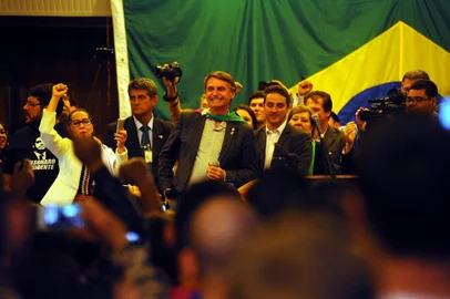  CAXIAS DO SUL, RS, BRASIL 05-04-2018O deputado federal Jair Bolsonaro (PSL) em visita a Caxias do Sul. Foto no salão paroquial da igreja de Nossa Senhora da Saúde. (Felipe nyland/Agência RBS)