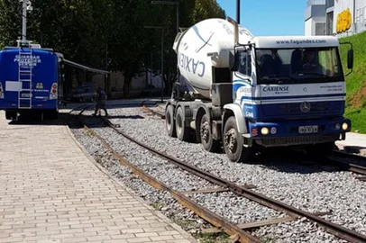 Dutos por onde passam cabos de iluminação são concretados na Praça do Trem, em Caxias do Sul 