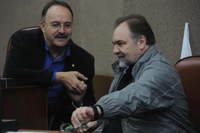  CAXIAS DO SUL, RS, BRASIL, 15/05/2016 - Encontro Rota da Vitória _ o PMDB no teu município, realizado na Câmara de Vereadores de Caxias do Sul, com a presença do governador José Ivo Sartori, do deputado estadual e presidente do PMDB-RS, Ibsen Pinheiro e do secretário estadual Carlos Búrigo.Na foto, o deputado federal mauro Pereira (E) e Carlos Burigo. (JONAS RAMOS/AGÊNCIA RBS)